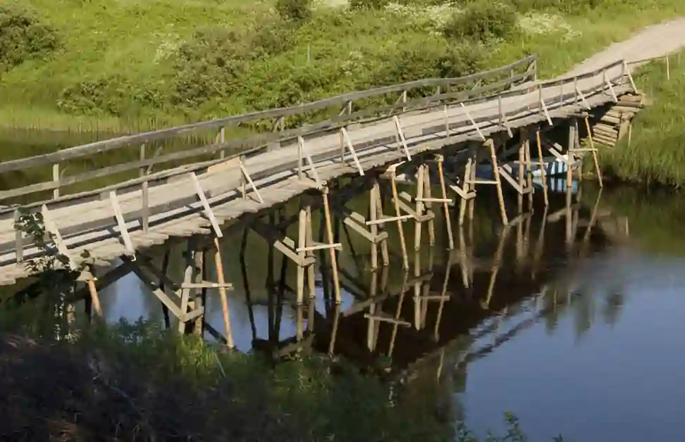 Etwa um 1705 wurde eine erste Holzbrücke über den Riß erbaut